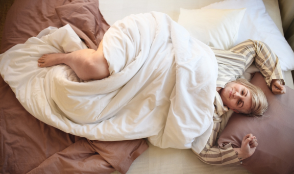 pretila žena se valja po krevetu