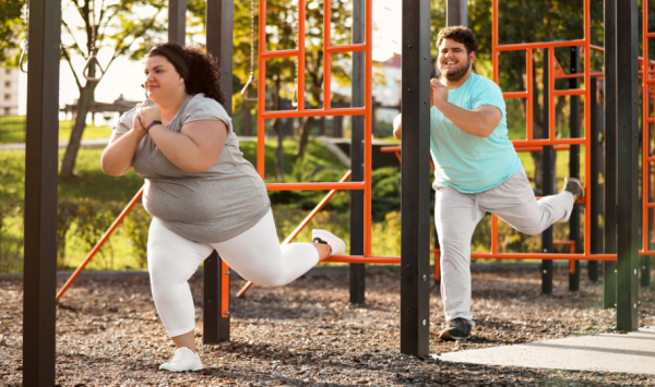 pretili mladi par vježba na vježbalištu na otvorenom