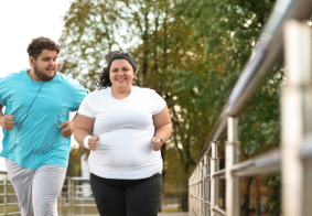 pretili mladi par trči