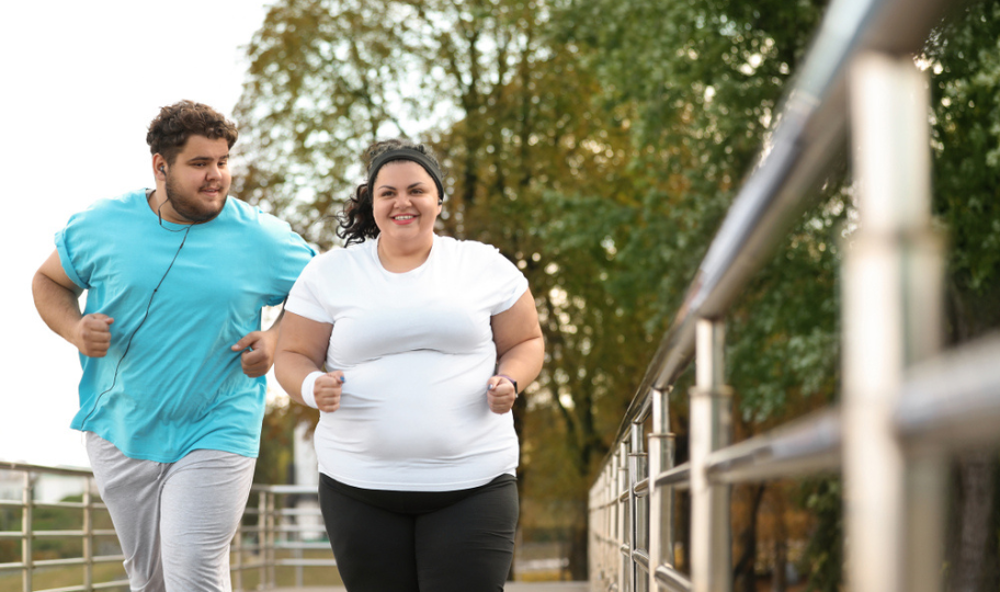 pretili mladi par trči