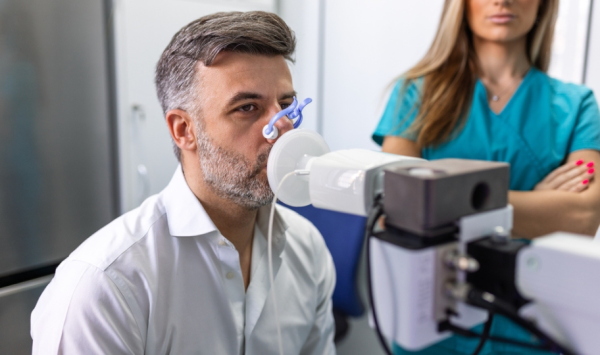 muškarac na spirometriji