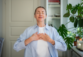 mlada žena meditira