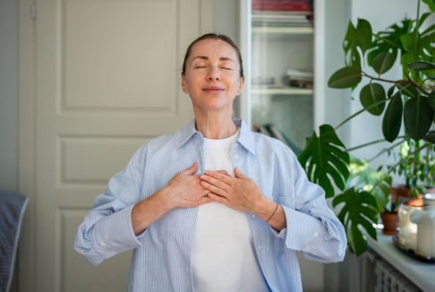 mlada žena meditira