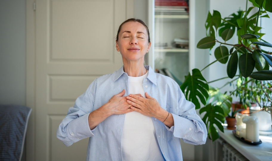 mlada žena meditira