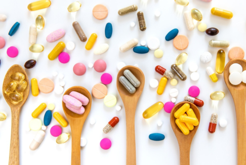 ilustracija različitih multivitamina