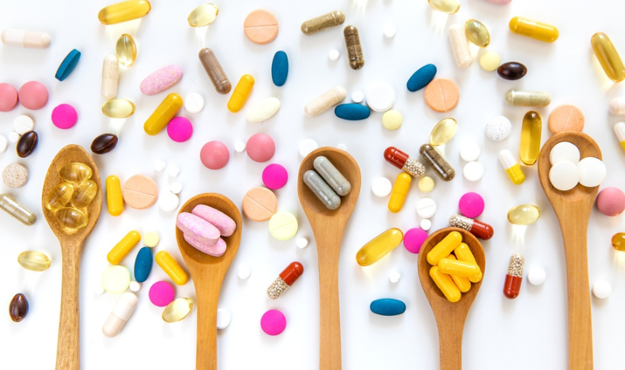 ilustracija različitih multivitamina