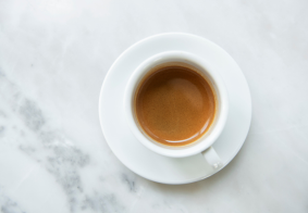 šalica crne kave na kamenoj podlozi, espresso