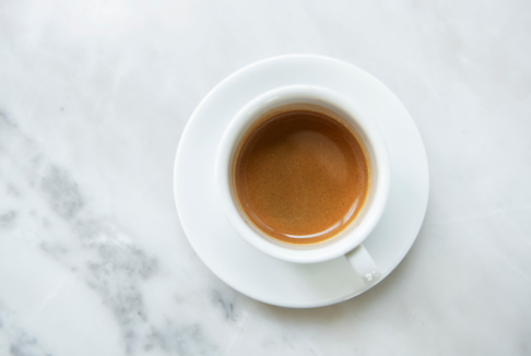 šalica crne kave na kamenoj podlozi, espresso