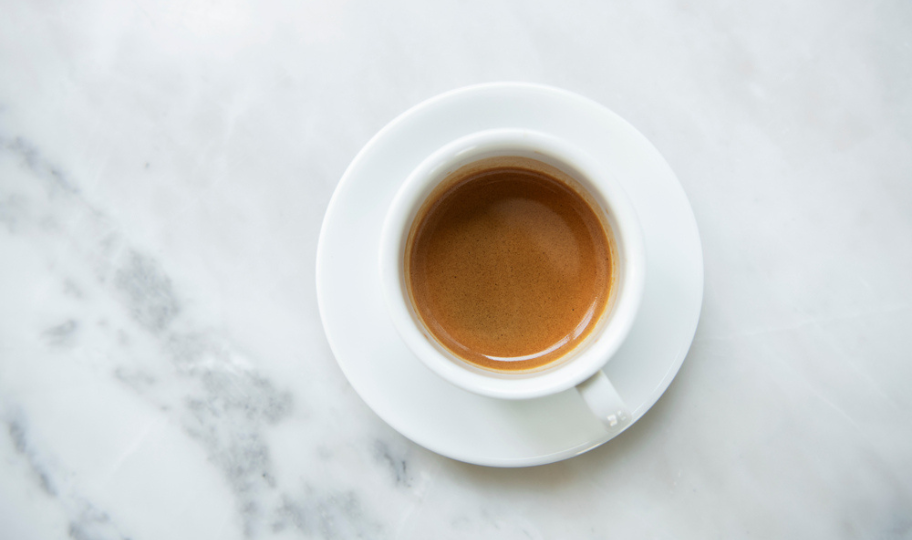 šalica crne kave na kamenoj podlozi, espresso