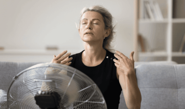 žena u perimenopauzi ima valunge i haldi se ispred ventilatora