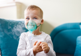 dječak s inhalatorom preko lica