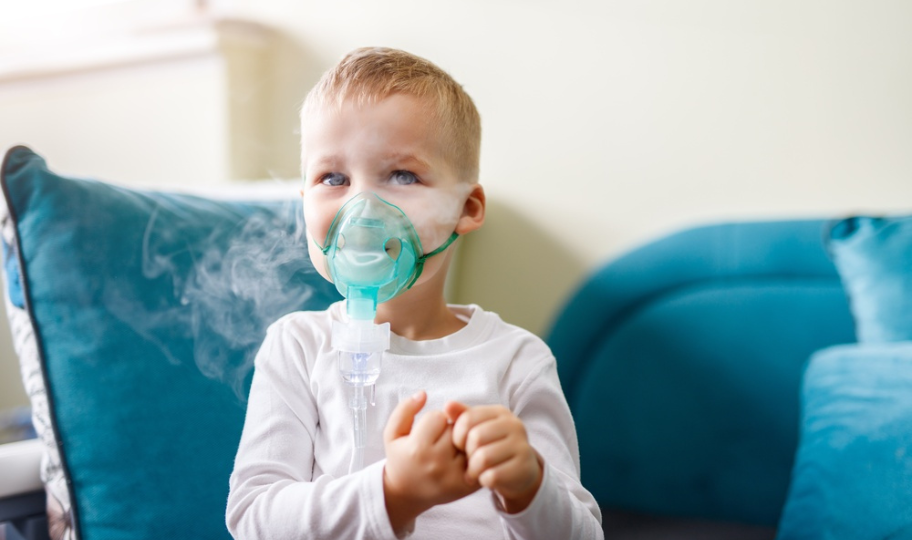 dječak s inhalatorom preko lica